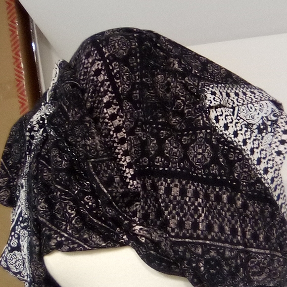 Lucky Brand Short Sleeve Top Split Cure Hem VNeck - Picture 9 of 13